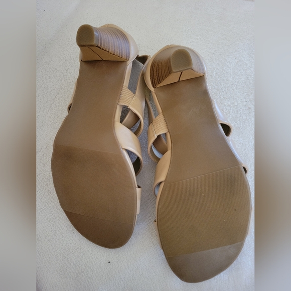 cloudwalkers by avenue Lara sandal with heel, beige, like new pre-owned size 10W - Picture 9 of 12